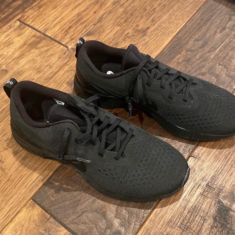 Nike black tennis shoes
